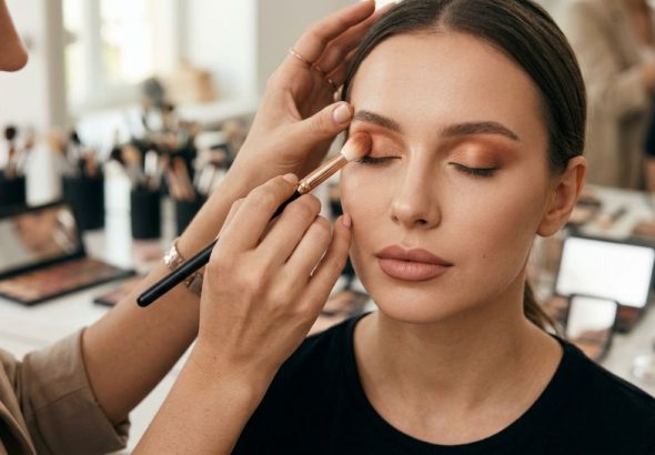 Нанесення макіяжу