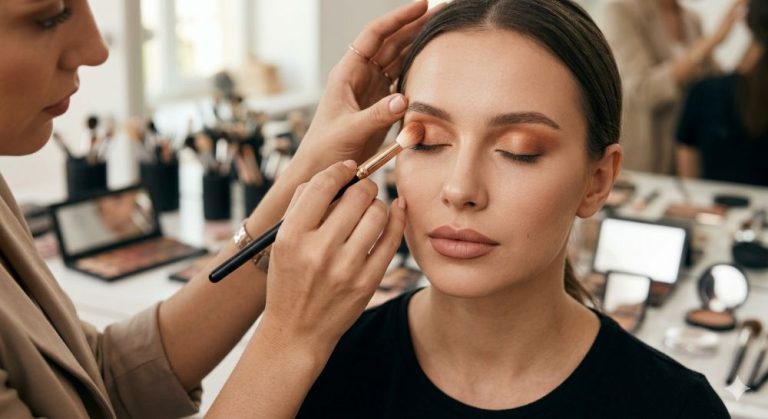 Нанесення макіяжу